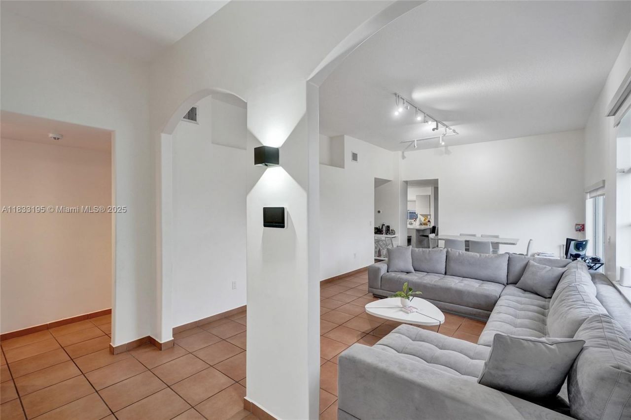 898 NW 131st Ave, Miami, FL 33182 Photo