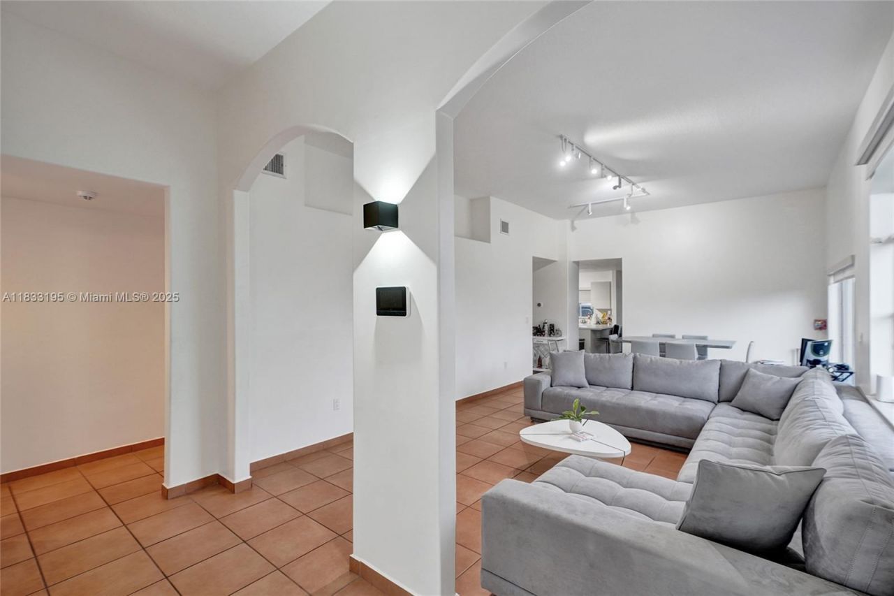 898 NW 131st Ave, Miami, FL 33182 Photo