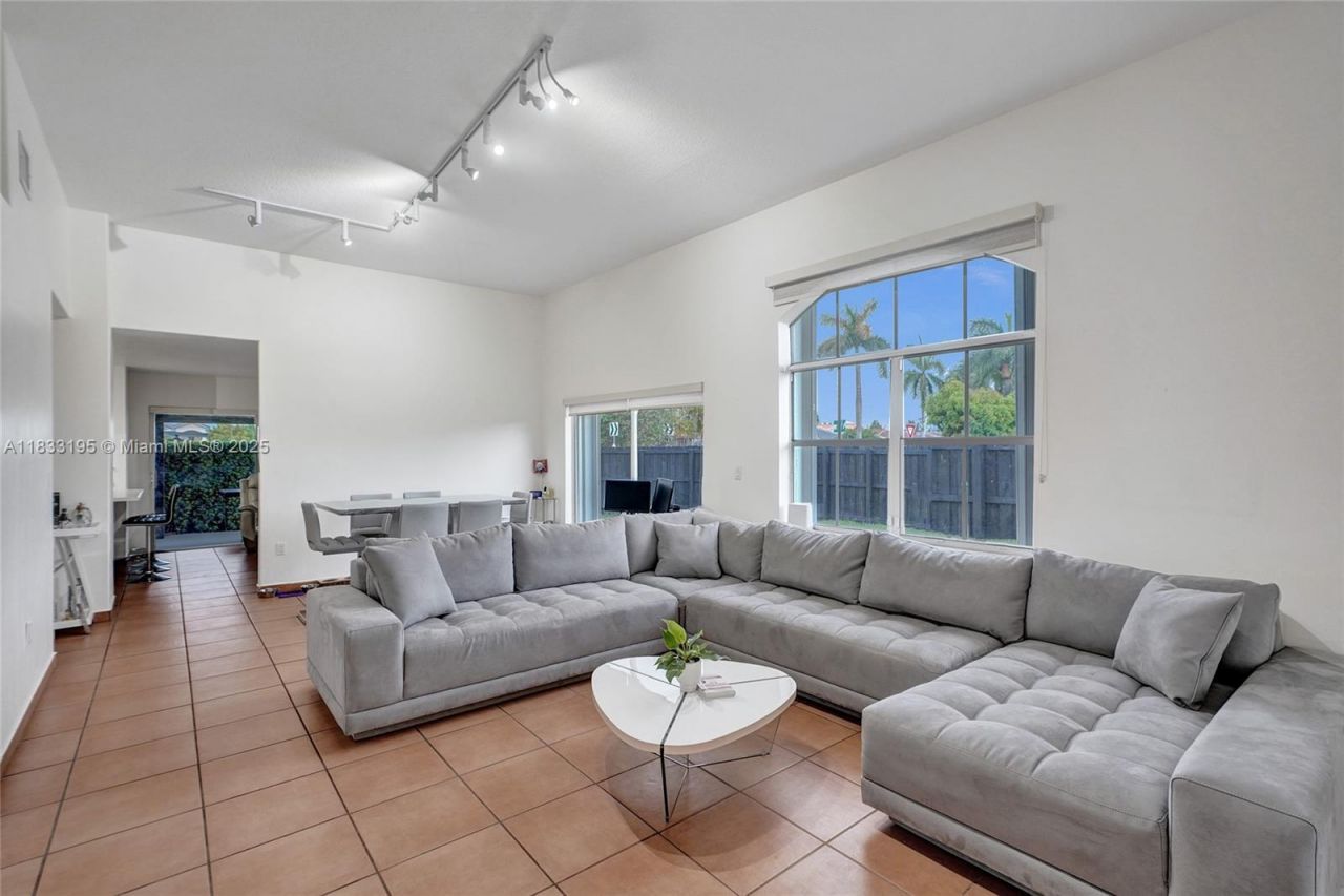 898 NW 131st Ave, Miami, FL 33182 Photo