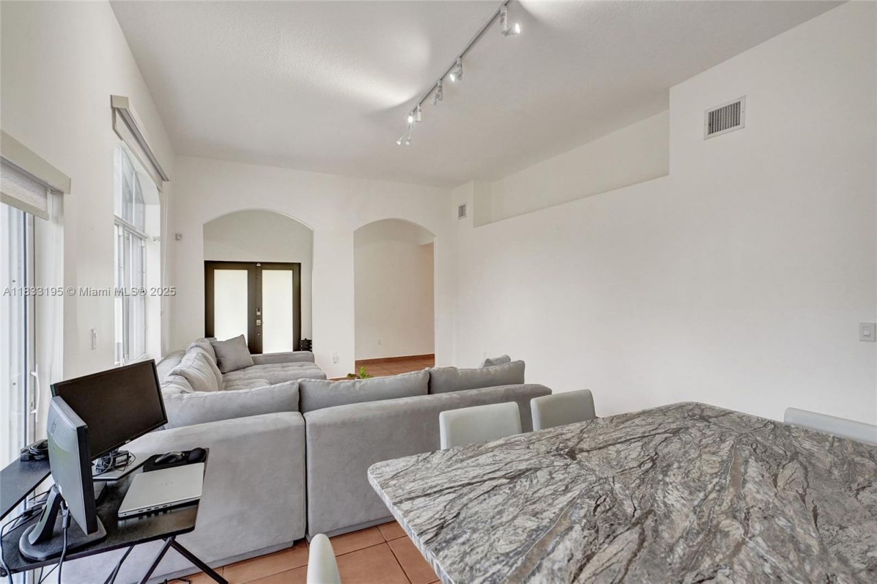 898 NW 131st Ave, Miami, FL 33182 Photo