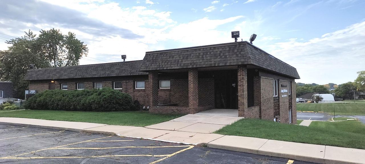 5727 Strathmoor Dr, Rockford, IL 61107