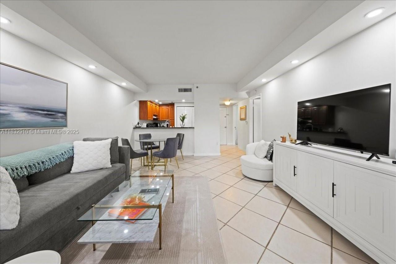 540 Brickell Key Dr, Unit 412, Miami, FL 33131 Photo