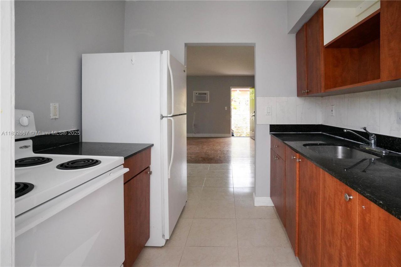 8321 Crespi Blvd, Miami Beach, FL 33141 Photo