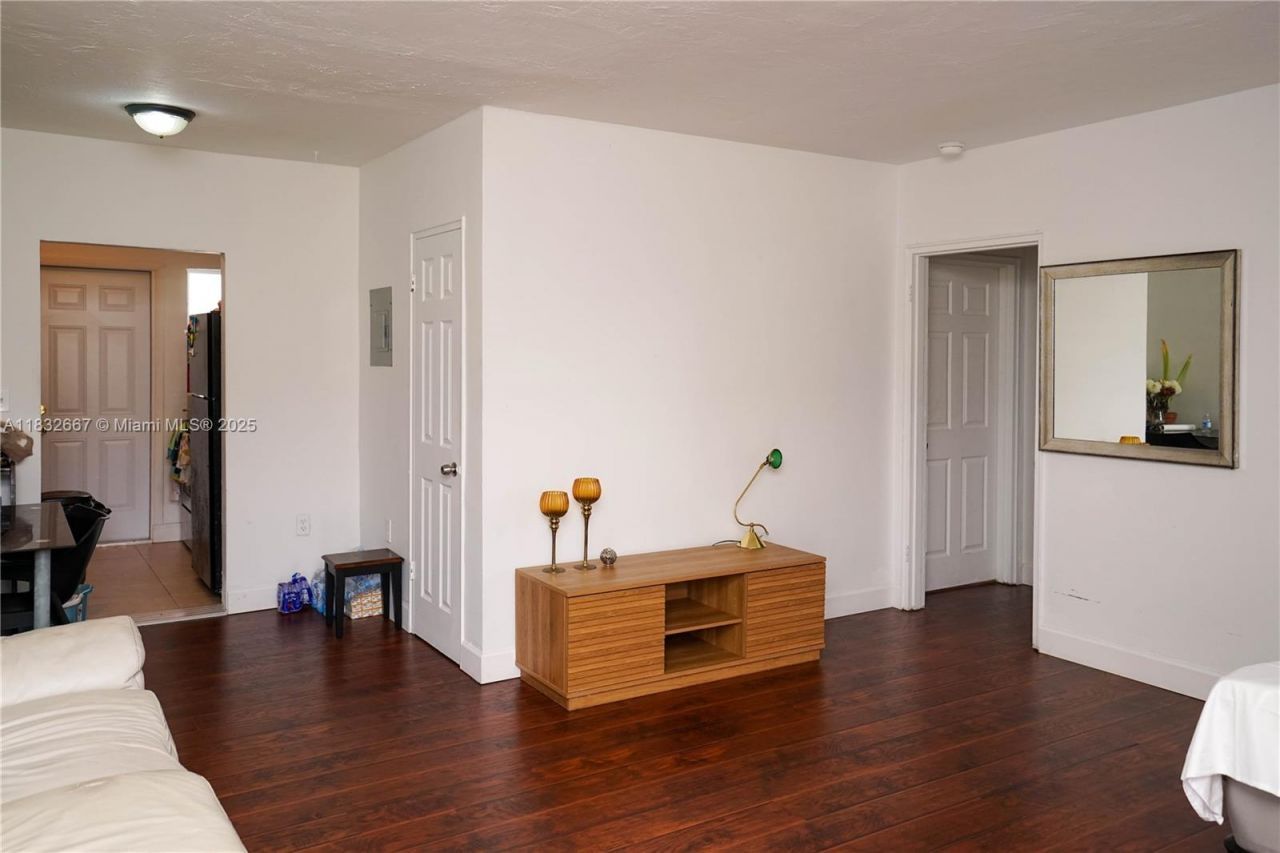 8321 Crespi Blvd, Miami Beach, FL 33141 Photo