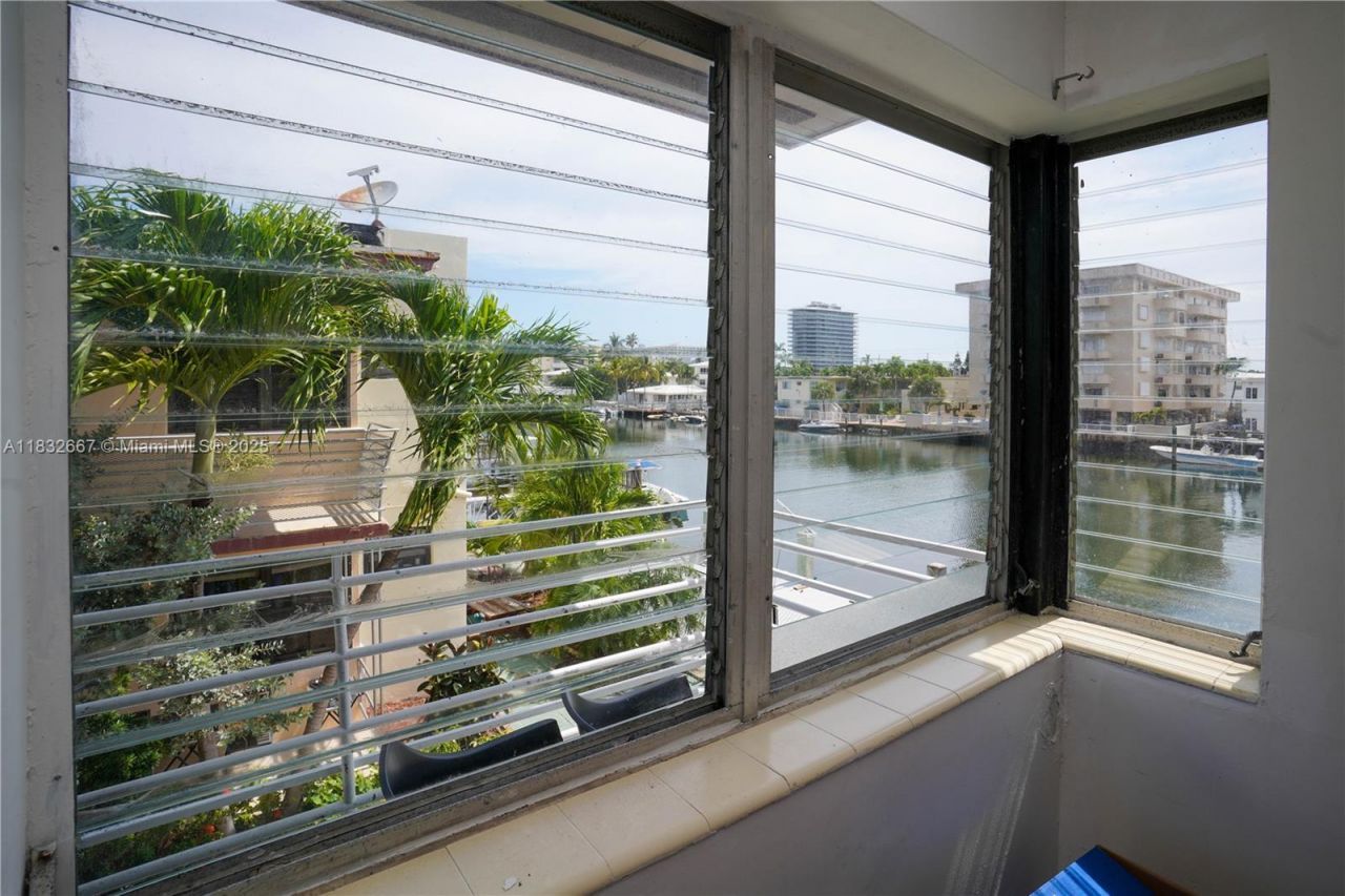 8321 Crespi Blvd, Miami Beach, FL 33141 Photo