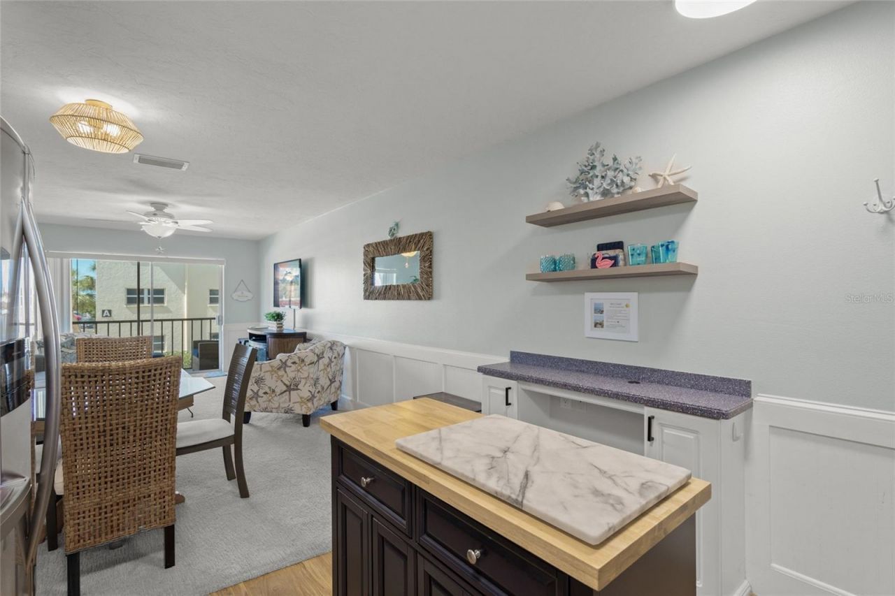 915 Beach Road, Unit 215, Siesta Key, FL 34242 Photo