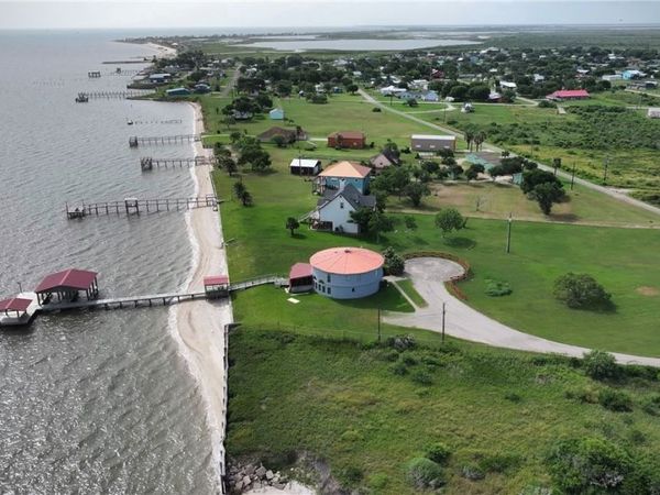 430 N Blackburn Avenue, Port Lavaca, TX 77979