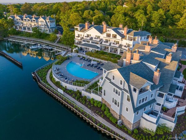 31 Old Boathouse Lane S, Hampton Bays, NY 11946