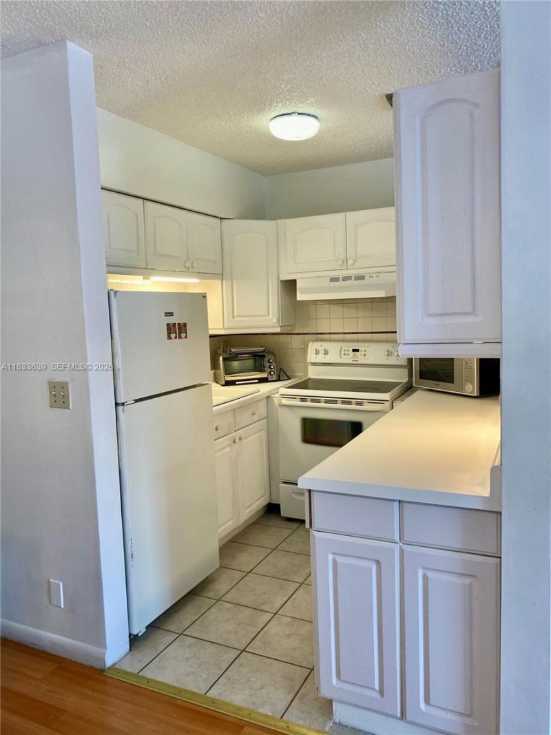 820 SW 11th Ave, Unit 15B, Hallandale Beach, FL 33009 Photo