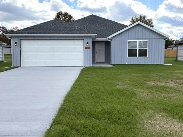 1220 Kemp Drive, Bolivar, MO 65613