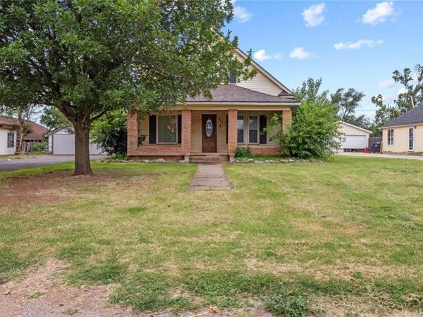 625 N Broadway Street, Hydro, OK 73048