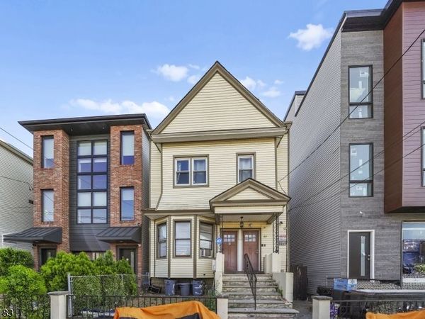 97 Thorne St, Jersey, NJ 07307