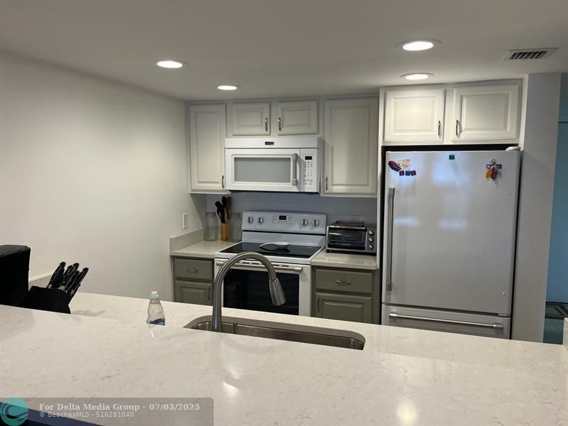 40 NE Plantation Road, Unit 208, Stuart, FL 34996 Photo
