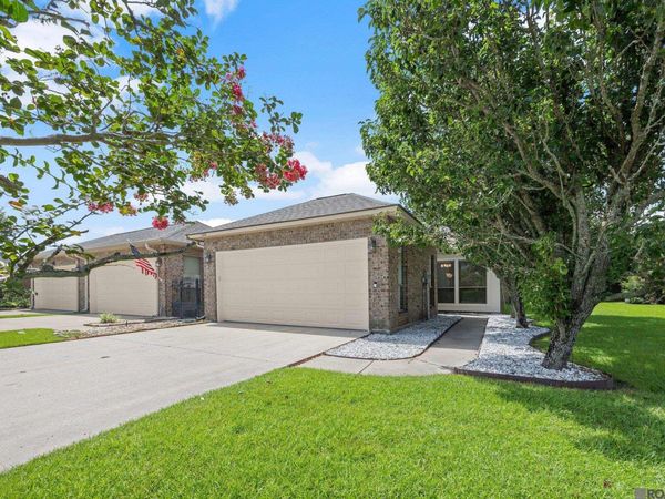 5368 Courtyard Dr, Gonzales, LA 70737
