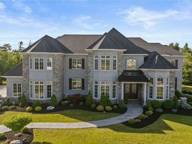 5558 Herons Glen, Clarence, NY 14031