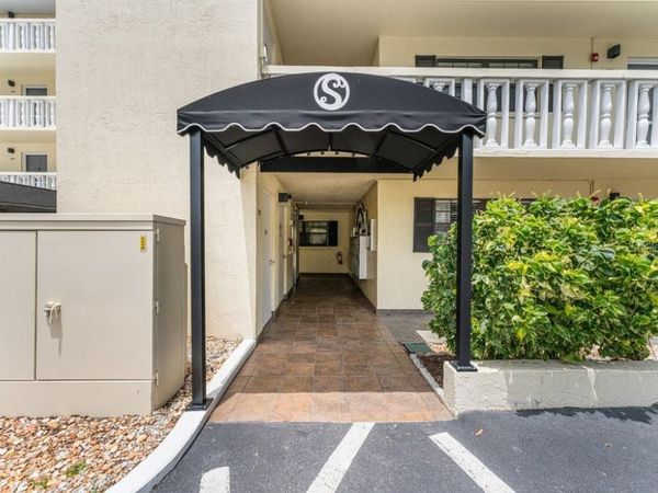 101 N GRANDVIEW STREET, Unit 205, MOUNT DORA, FL 32757