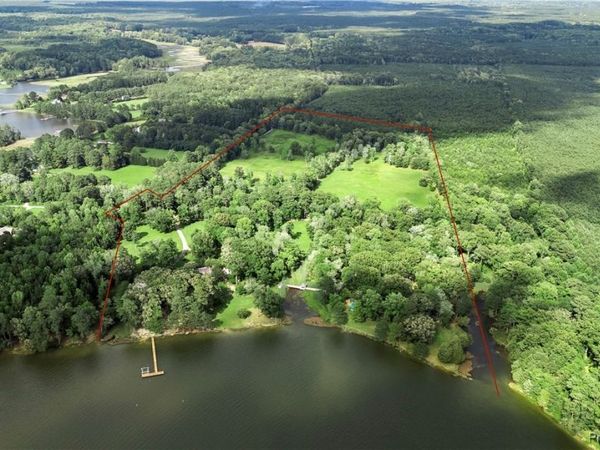 985 Kingston Lane , North, VA 23128