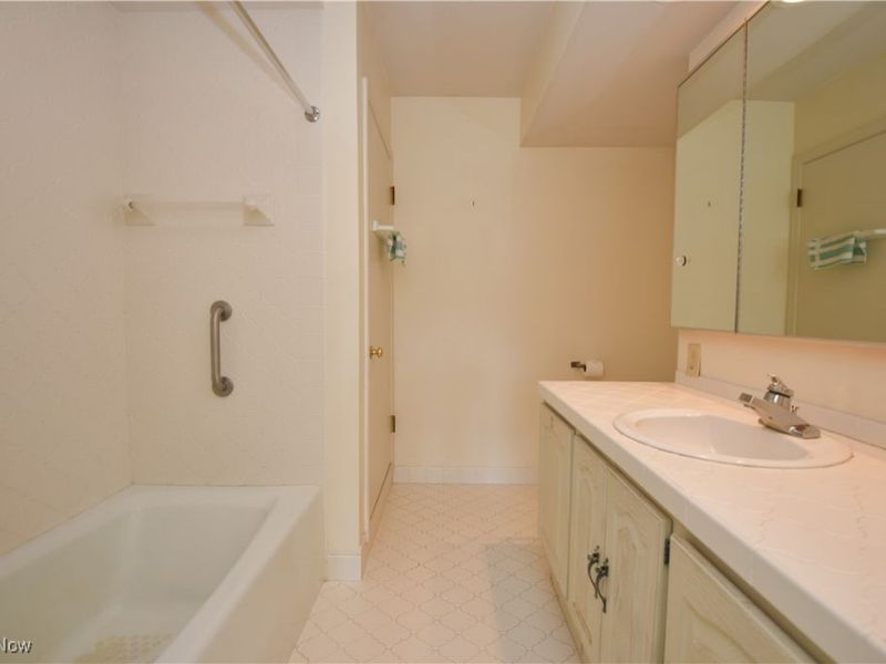 5200 Three Village Drive, Unit 4K, Lyndhurst, OH 44124 Photo 17