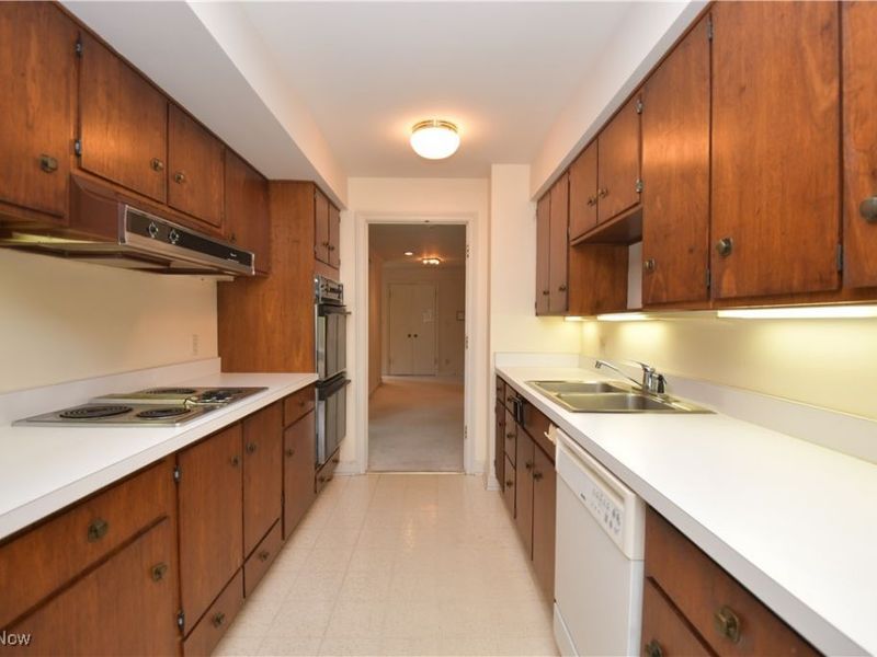 5200 Three Village Drive, Unit 4K, Lyndhurst, OH 44124 Photo 9