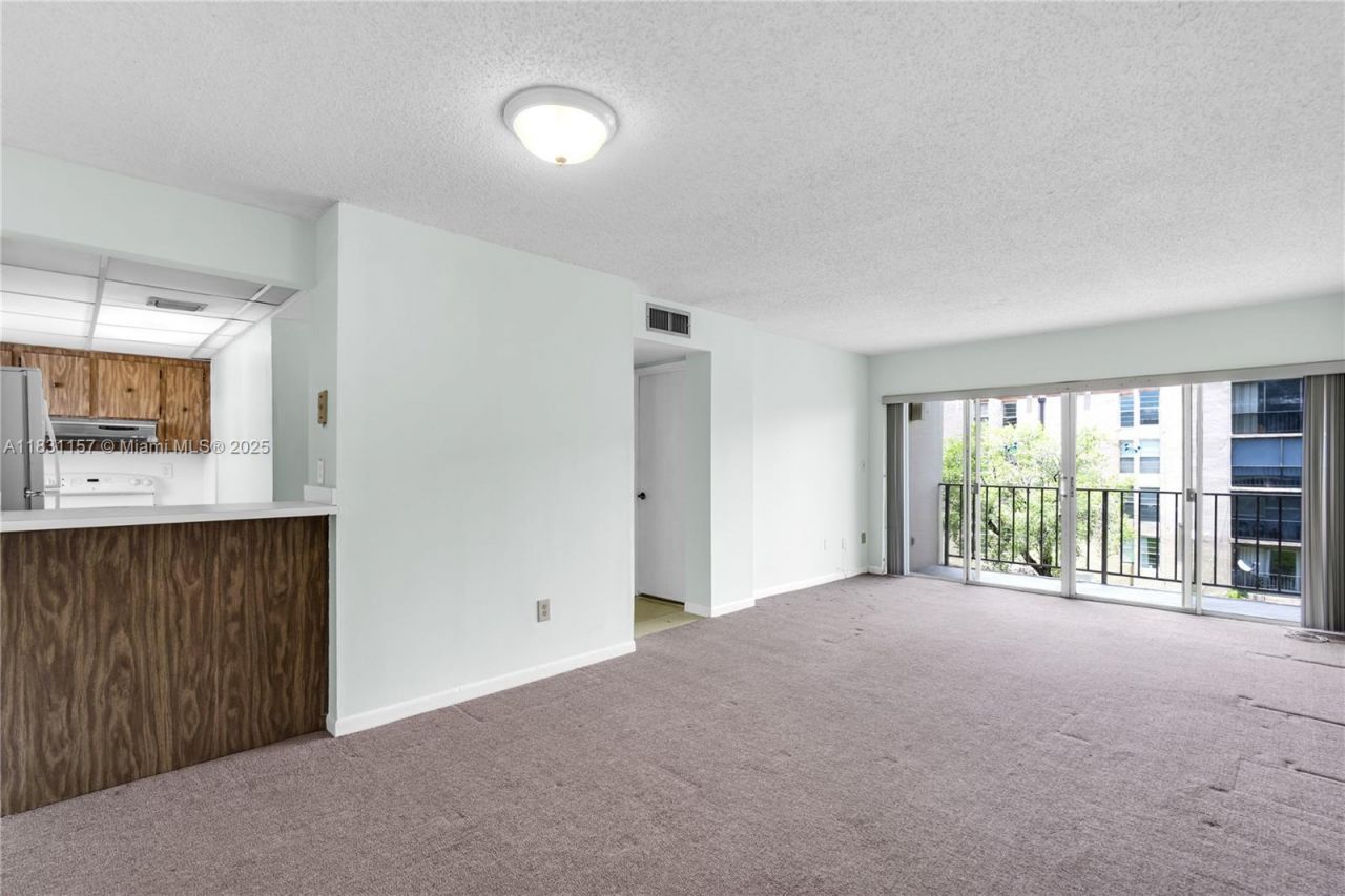 8895 Fontainebleau Blvd, Unit 301, Miami, FL 33172 Photo