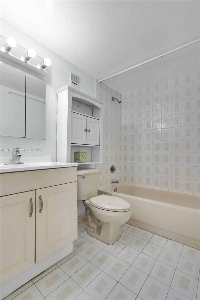 8895 Fontainebleau Blvd, Unit 301, Miami, FL 33172 Photo