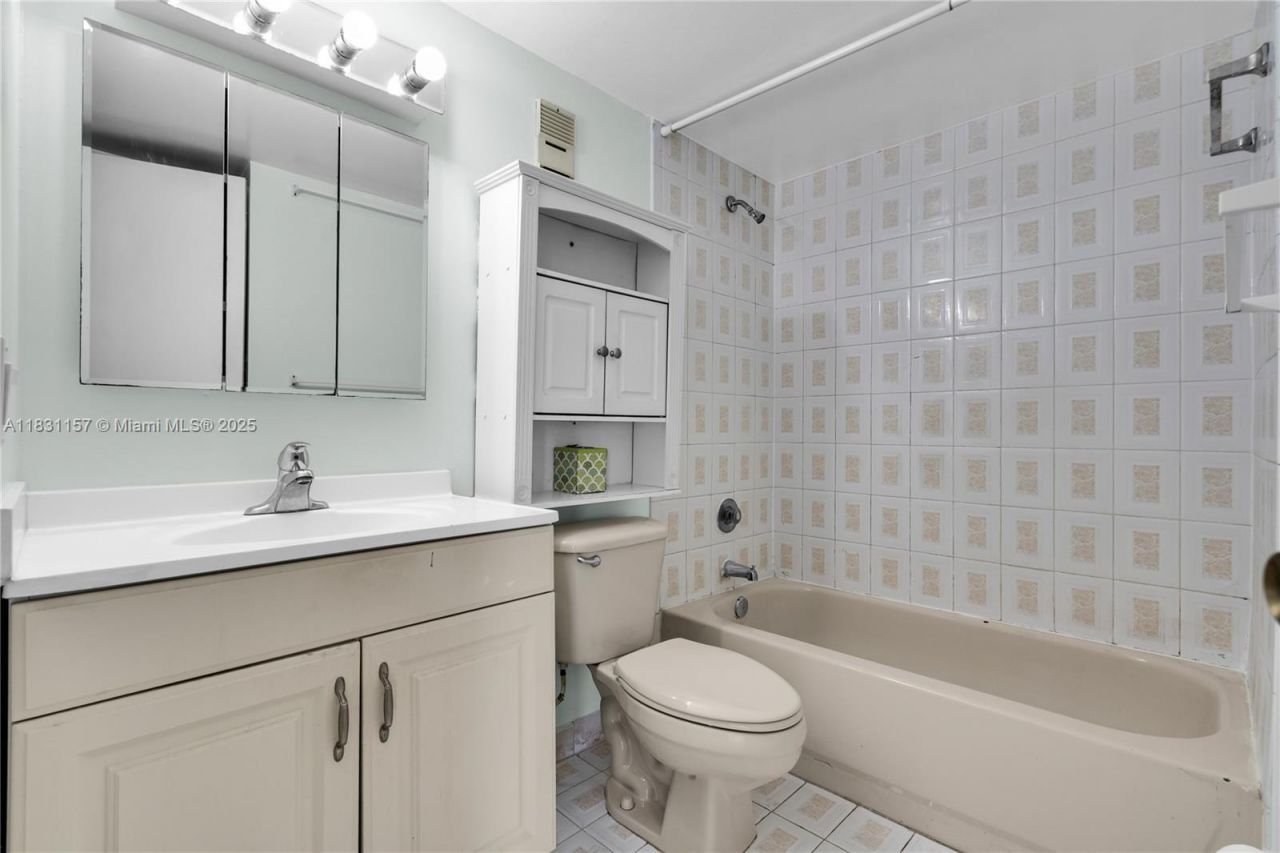 8895 Fontainebleau Blvd, Unit 301, Miami, FL 33172 Photo