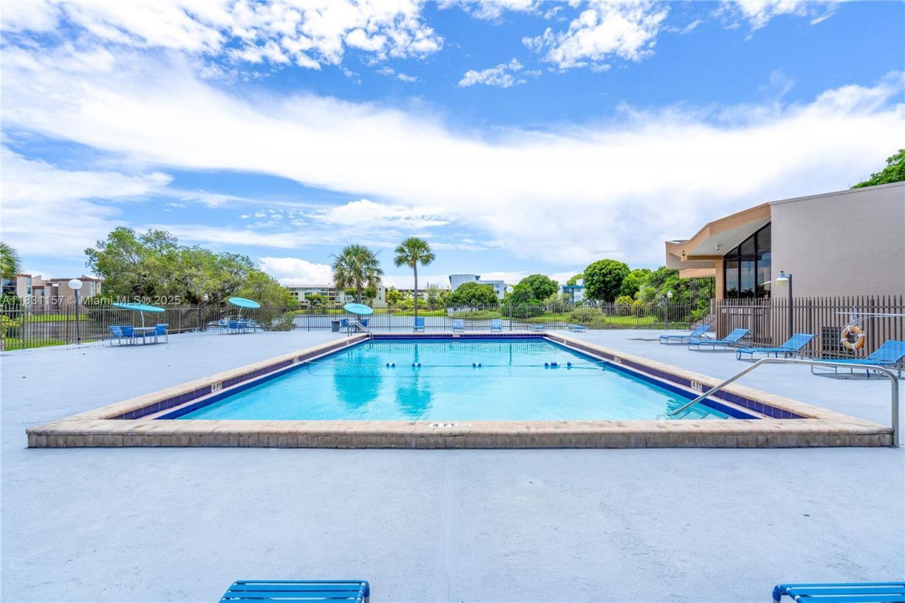 8895 Fontainebleau Blvd, Unit 301, Miami, FL 33172 Photo