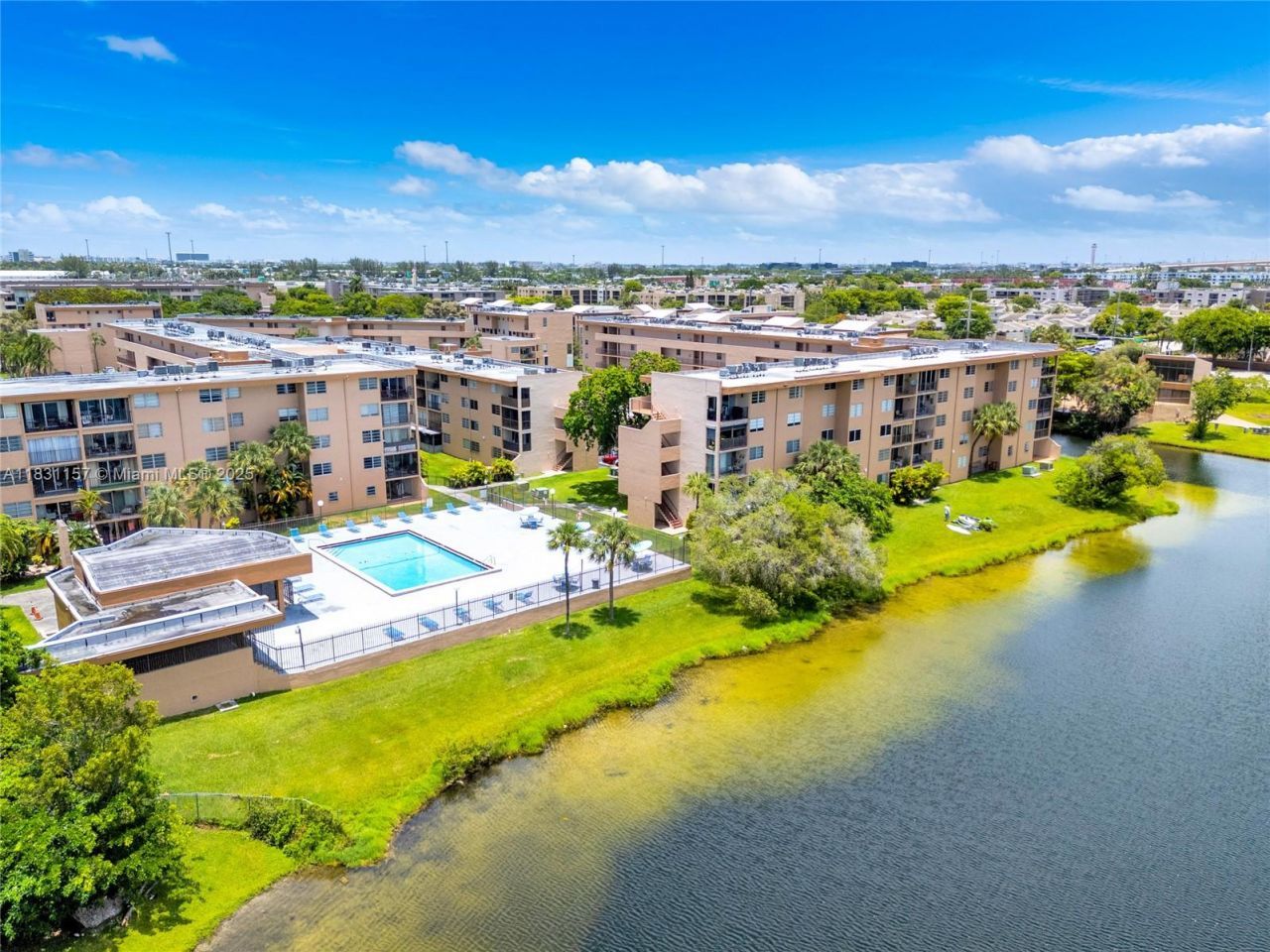 8895 Fontainebleau Blvd, Unit 301, Miami, FL 33172 Photo