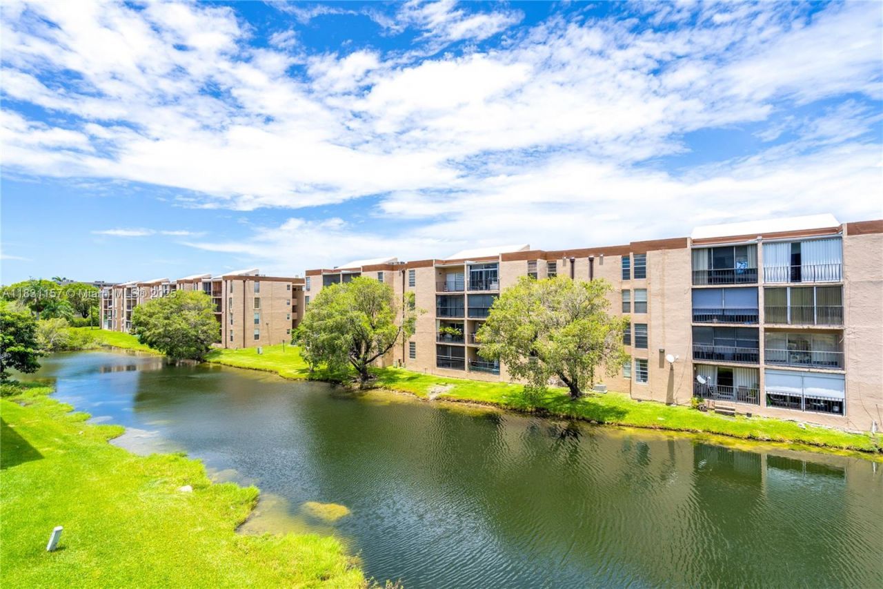 8895 Fontainebleau Blvd, Unit 301, Miami, FL 33172 Photo