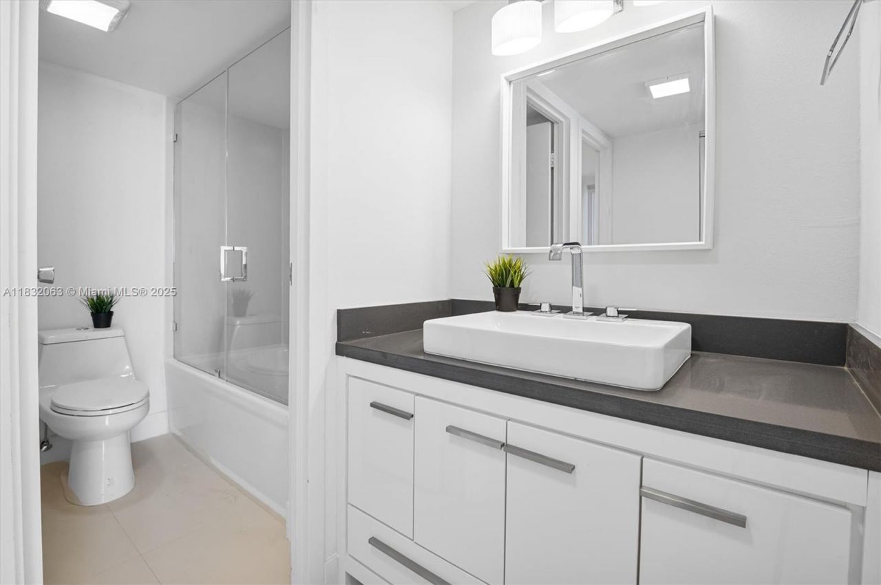 3675 N Country Club Dr, Unit 1705, Aventura, FL 33180 Photo