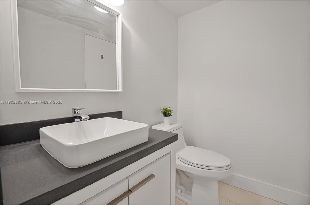 3675 N Country Club Dr, Unit 1705, Aventura, FL 33180 Photo