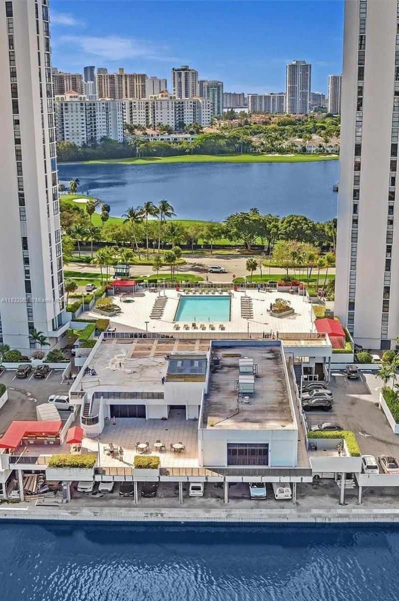 3675 N Country Club Dr, Unit 1705, Aventura, FL 33180 Photo