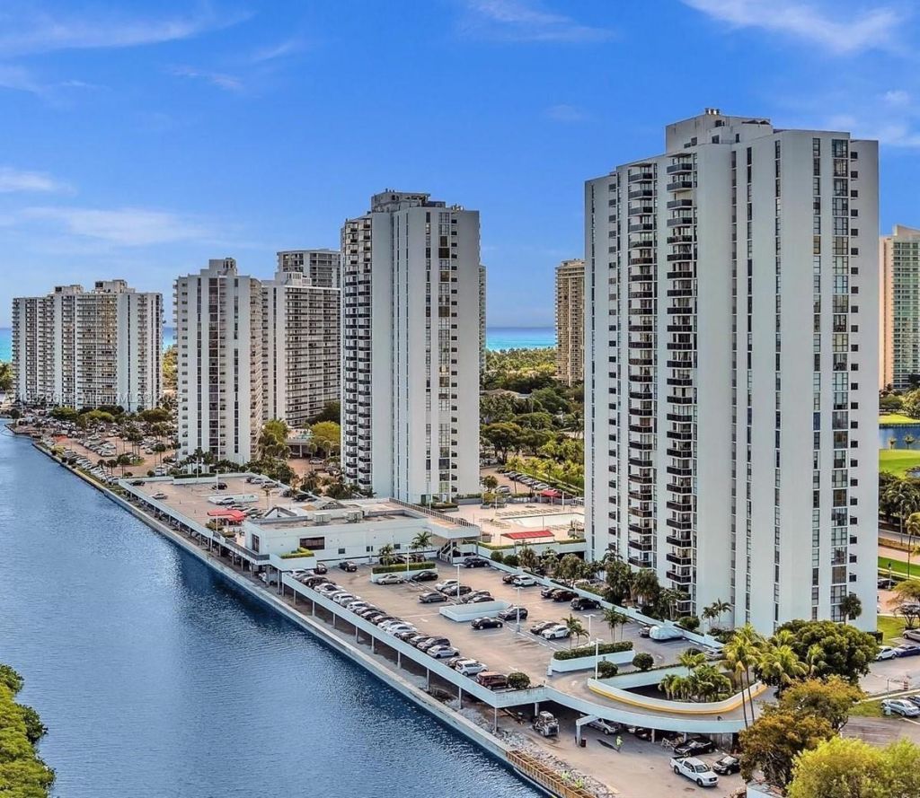 3675 N Country Club Dr, Unit 1705, Aventura, FL 33180 Photo