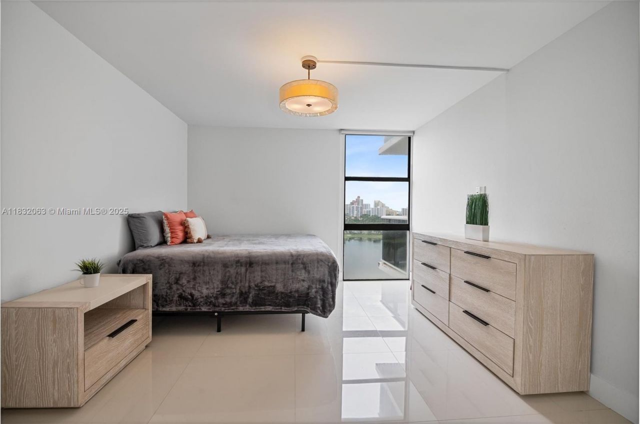 3675 N Country Club Dr, Unit 1705, Aventura, FL 33180 Photo