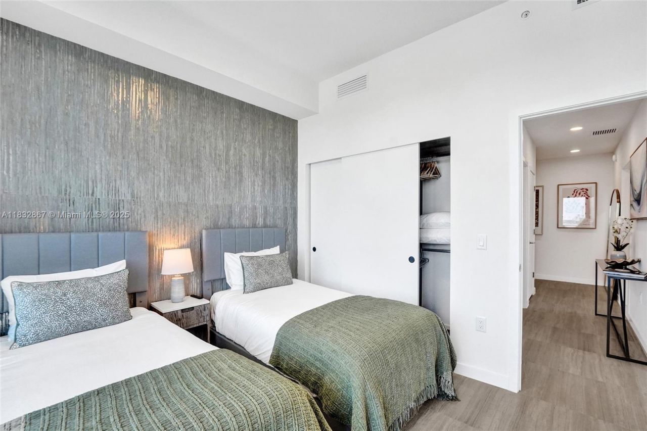 580 72 Street, Unit 2010, Miami Beach, FL 33180 Photo
