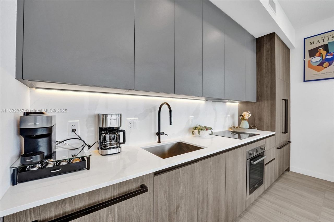 580 72 Street, Unit 2010, Miami Beach, FL 33180 Photo