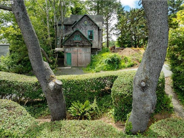 123 W 1ST AVE, Cannon Beach, OR 97110