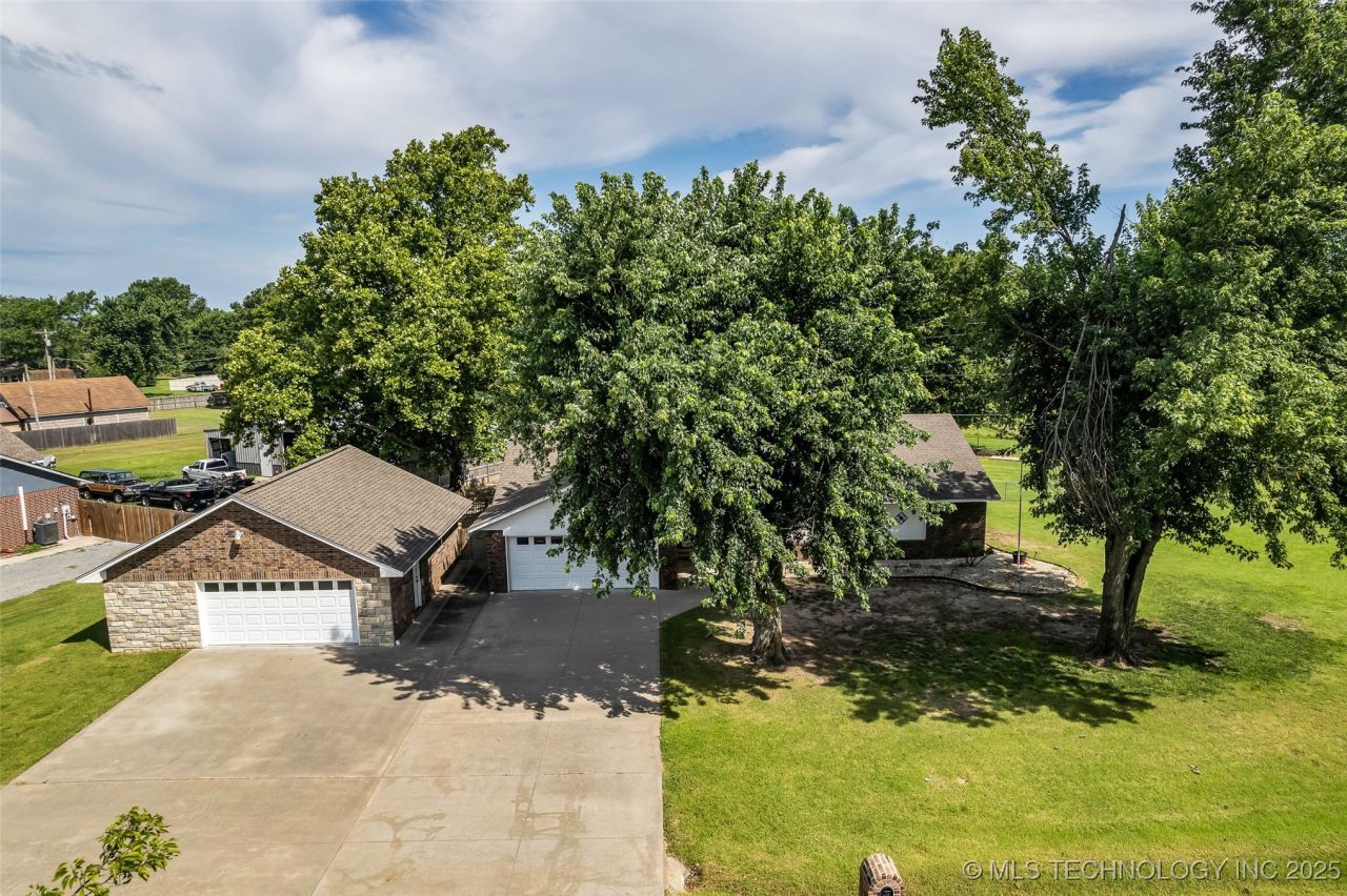 297 Willow Drive, Pryor, OK 74361 Main Photo