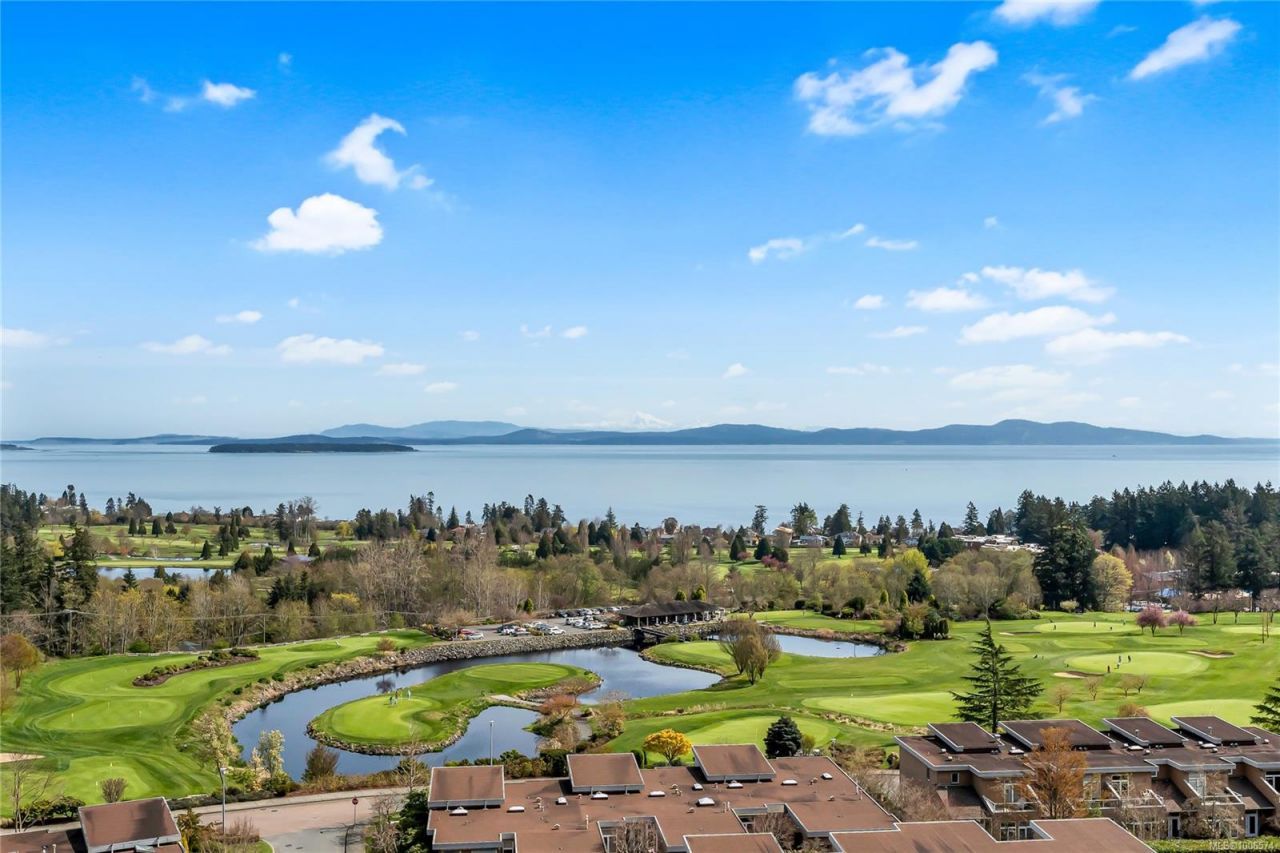 5388 Hill Rise Terr Saanich, BC V8Y 3K3