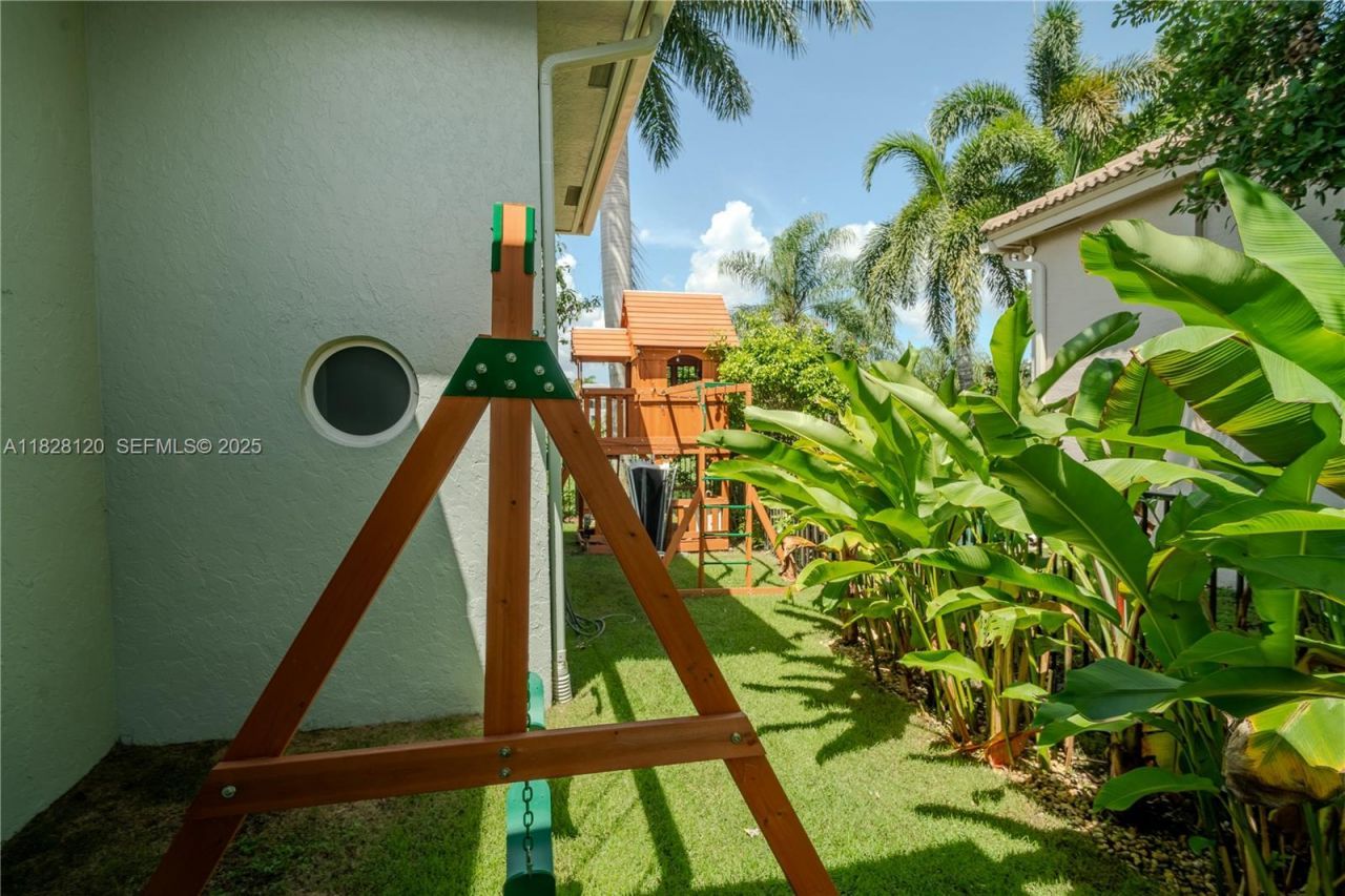 2493 Poinciana Dr, Weston, FL 33327 Photo