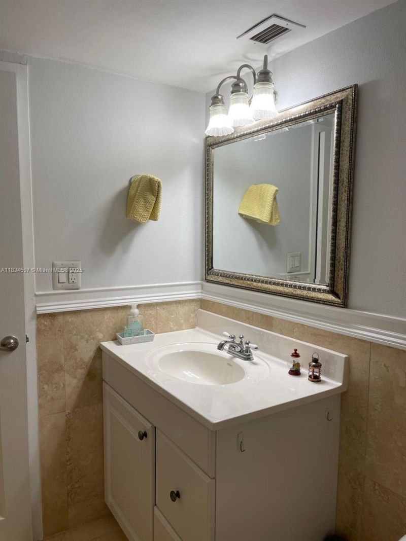 3180 S Ocean Dr, Unit 1602, Hallandale Beach, FL 33009 Photo