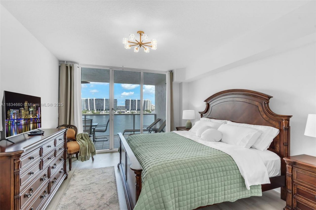 18100 N Bay Rd, Unit 709, Sunny Isles Beach, FL 33160 Photo