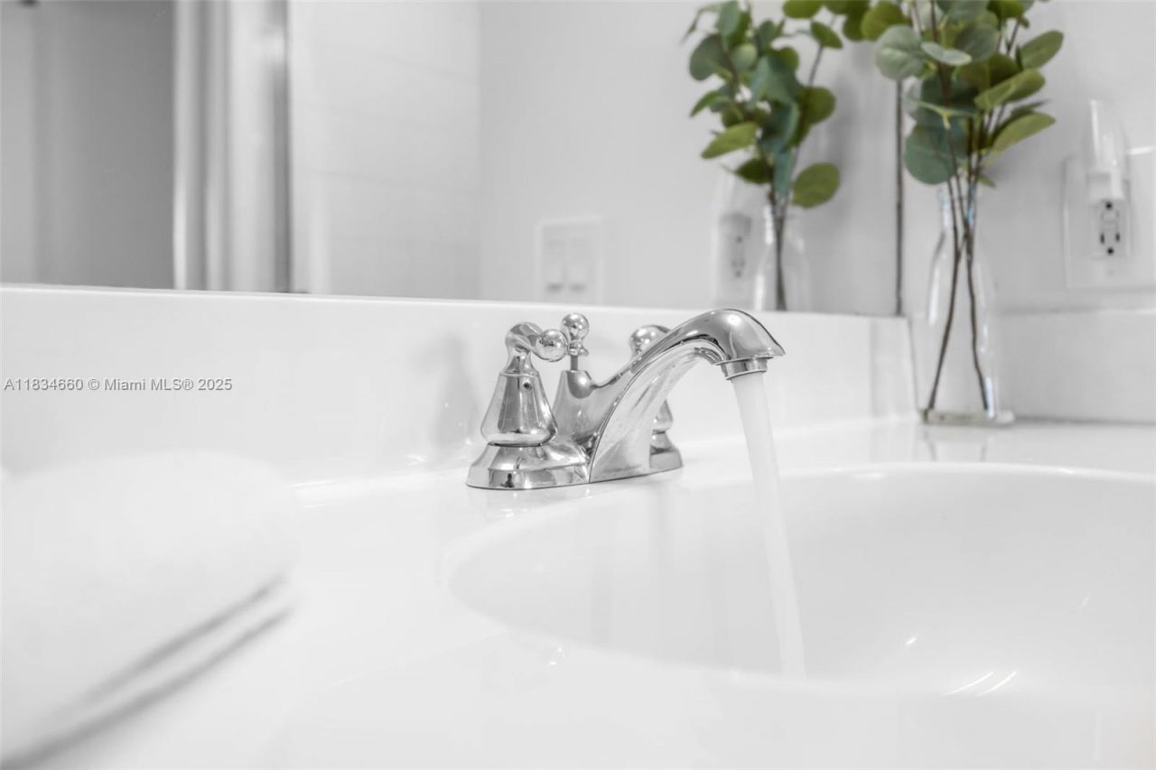 18100 N Bay Rd, Unit 709, Sunny Isles Beach, FL 33160 Photo