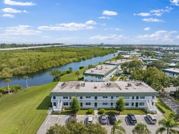 2800 Indian River Boulevard, Unit M7, Vero Beach, FL 32960
