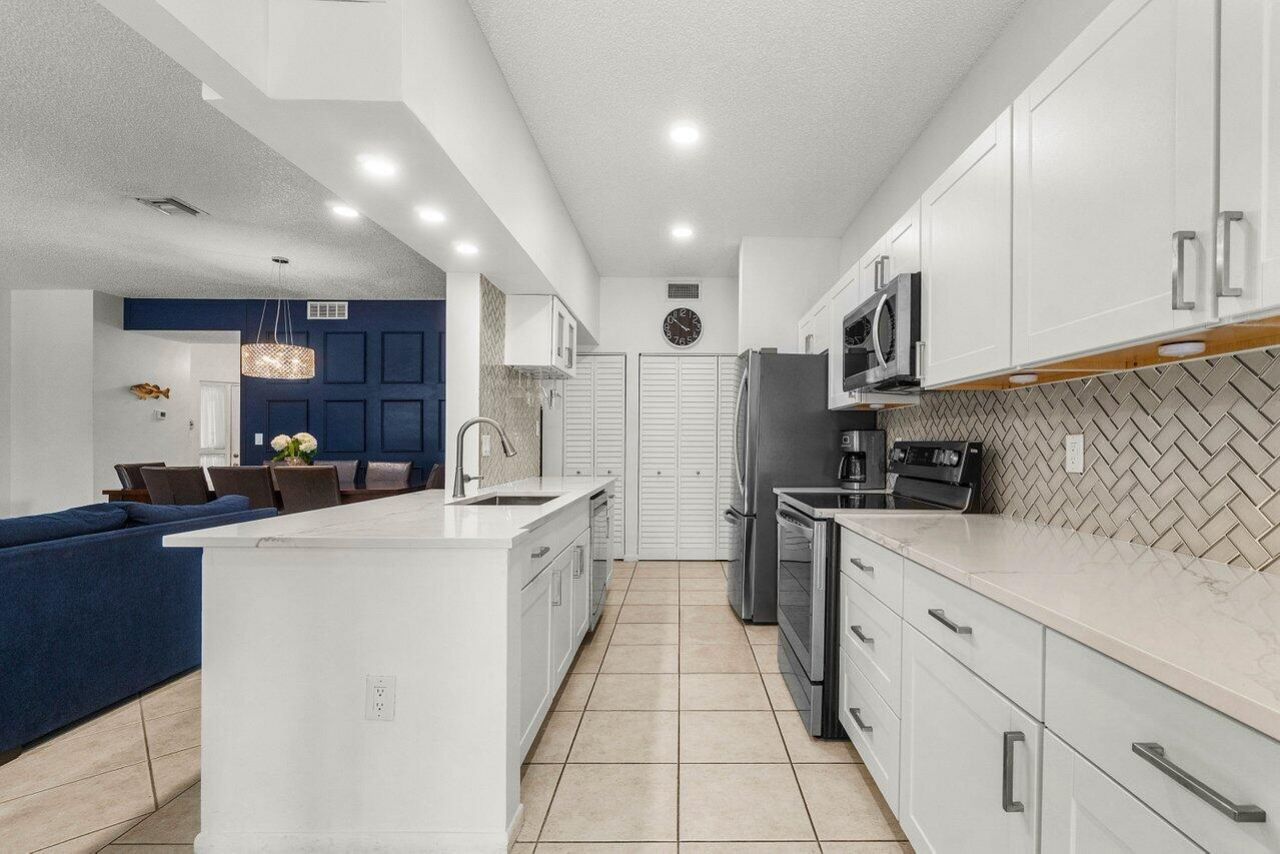 103 Half Moon Circle, Unit E2, Hypoluxo, FL 33462 Photo
