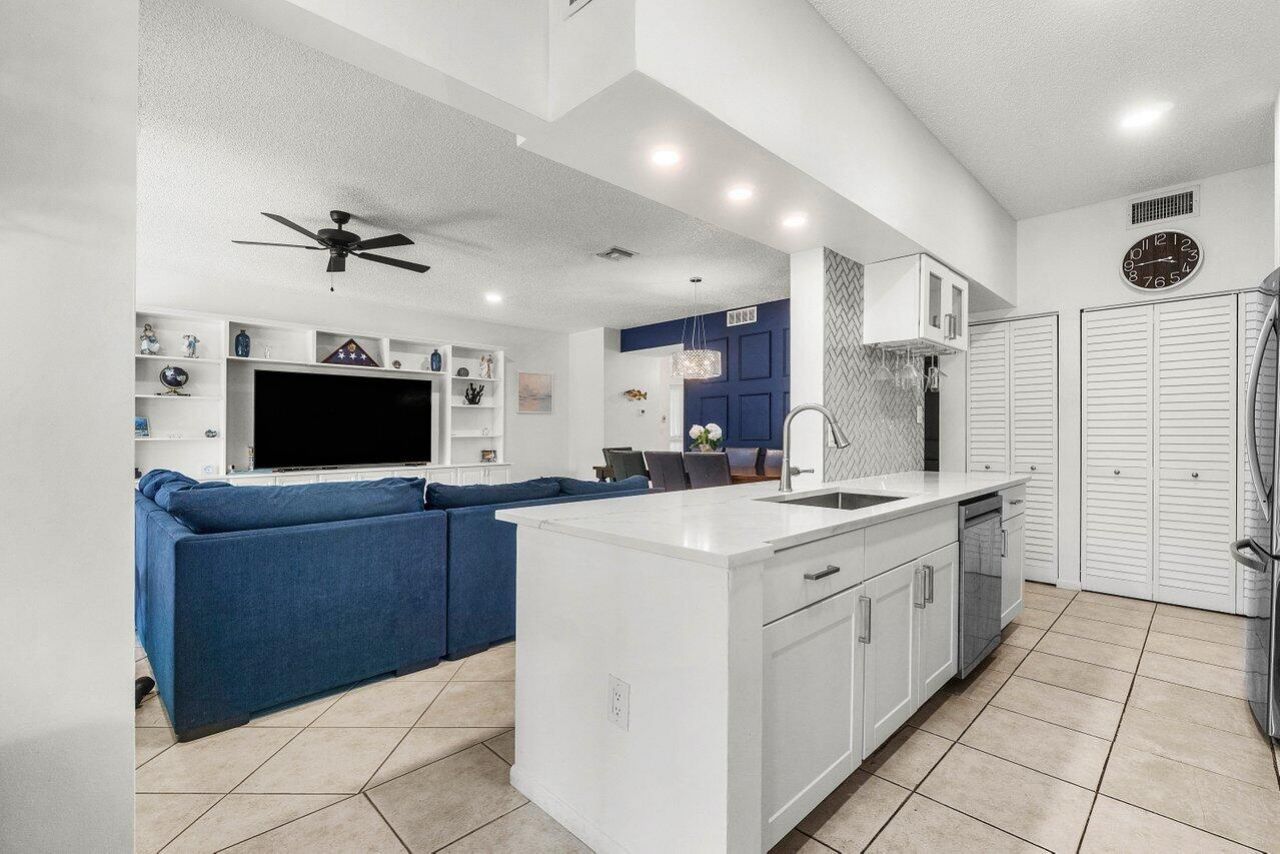 103 Half Moon Circle, Unit E2, Hypoluxo, FL 33462 Photo