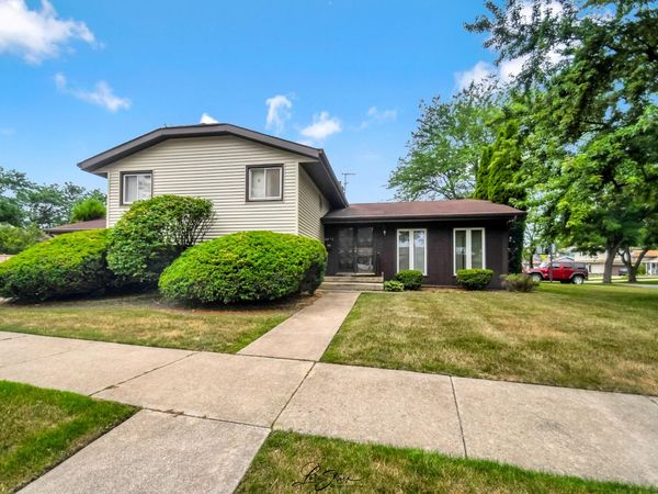 9421 Cottonwood Drive, Munster, IN 46321