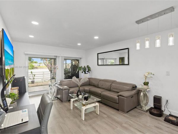 2418 NW 52nd St, Tamarac, FL 33309