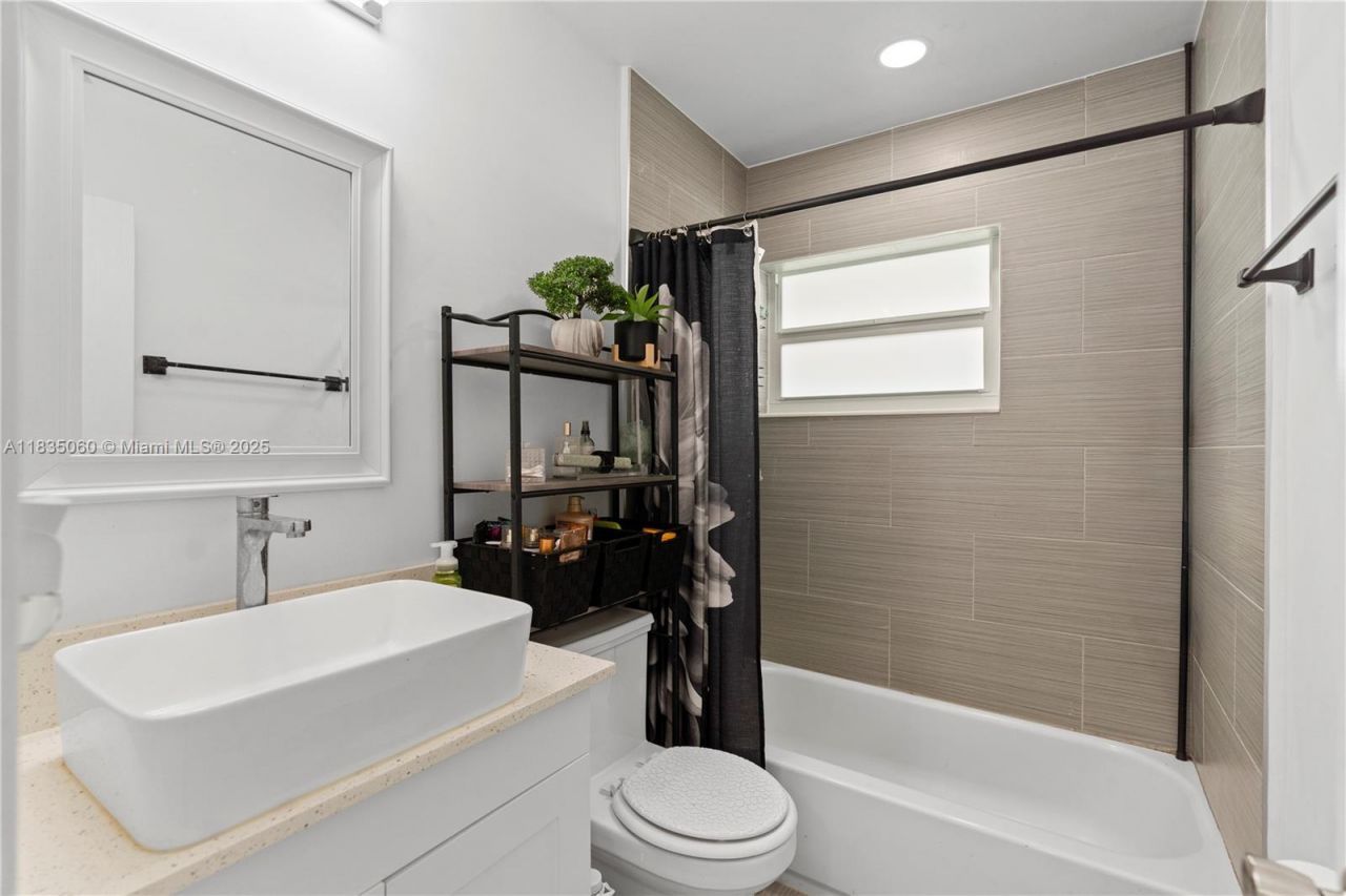 2418 NW 52nd St, Tamarac, FL 33309 Photo