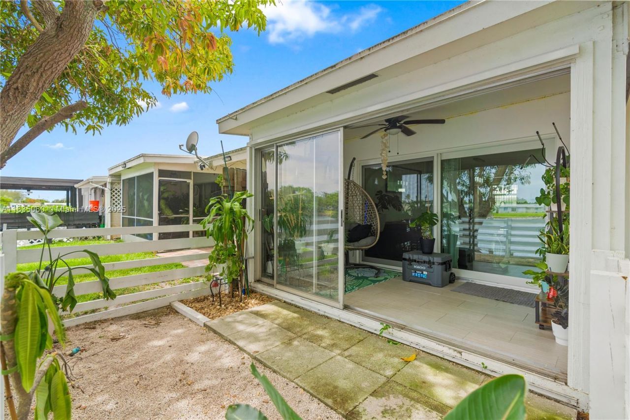 2418 NW 52nd St, Tamarac, FL 33309 Photo